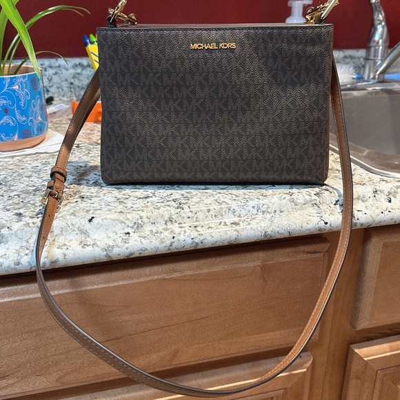 Michael Kors Handbags - Michael Kors trisha crossbody bag